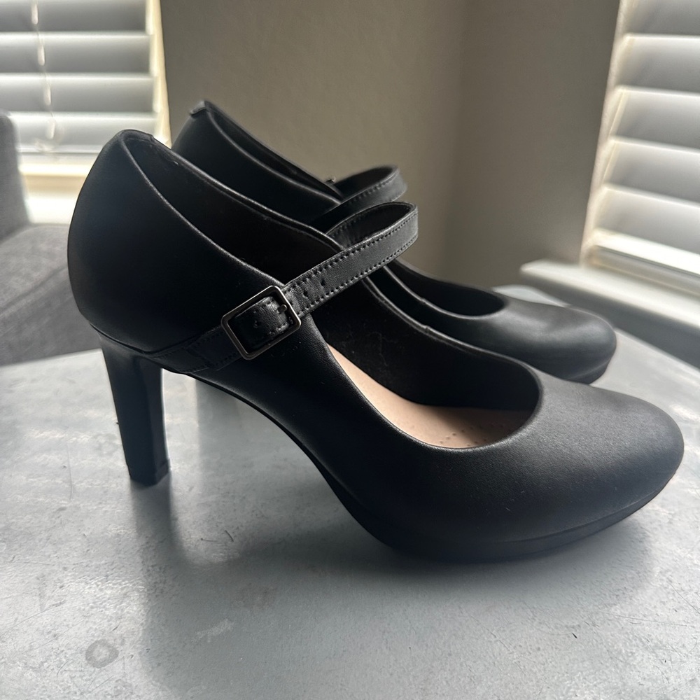 Clarks Collection Ambyr Shine Mary Jane Heels - Size 8
